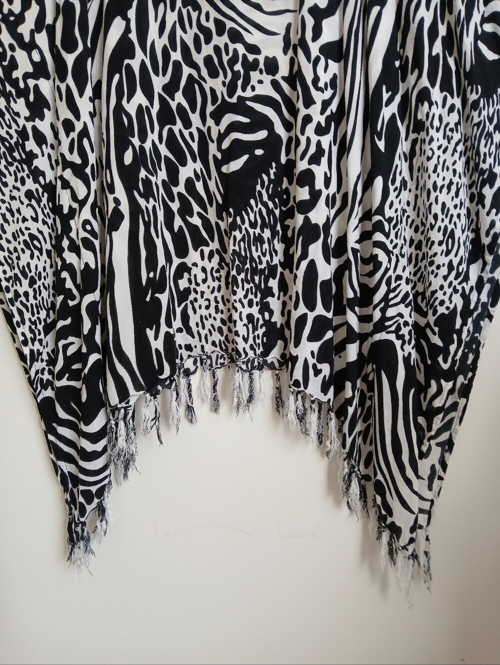 Island Planet Tassle Hem Black White Boho Top - Picture 3 of 12